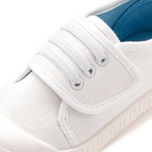 将图片加载到图库查看器,kids white slip-on shoes