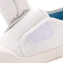 将图片加载到图库查看器,kids white slip-on shoes